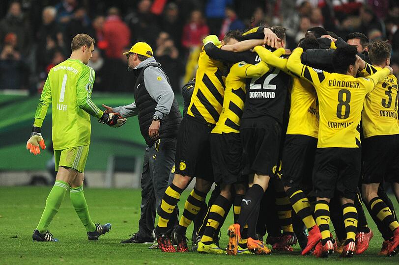 28. April - Aus im DFB-Pokal: Geführt haben sie, überlegen waren sie - geholfen hat es den Spielern des FC Bayern im DFB-Pokalhalbfinale gegen den BVB nichts. Im Elfmeterschießen rutschen Philipp Lahm und Xabi Alonso kurios weg, der Versuch von Mario Götze wird pariert, der von Manuel Neuer landet an der Latte. Die Dortmunder machen es besser und treffen zwei Mal. Der Triple-Traum des FC Bayern stirbt.