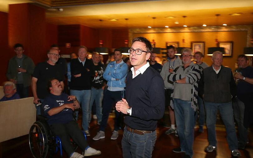 Launiger Abend im "Piano Room" des Mannschaftshotels der Löwen: Die 1860-Kicker trafen auf die Fans und tauschten sich rege mit den Anhängern aus.