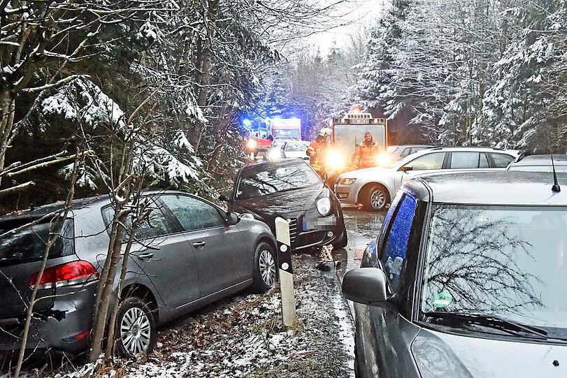 Zehn Fahrzeuge wurden bei der Massenkarambolage bei Zorneding beschädigt. Die Bilder.
