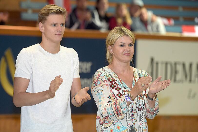 Mick Schumacher mit Corinna Schumacher feiern den Sieg von Gina beim Westernreiten