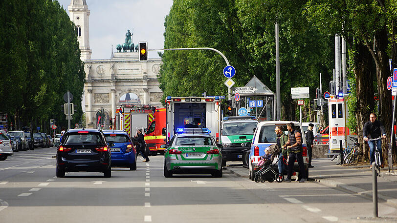 Aktuelle Bilder vom Sonntagmorgen: Polizei und Rettungsdienst am U-Bahnhof an der Giselastraße.