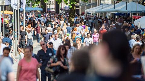 Knapp 6.000 Passanten pro Stunde spazieren werktags am Nachmittag durch die Fußgängerzone.