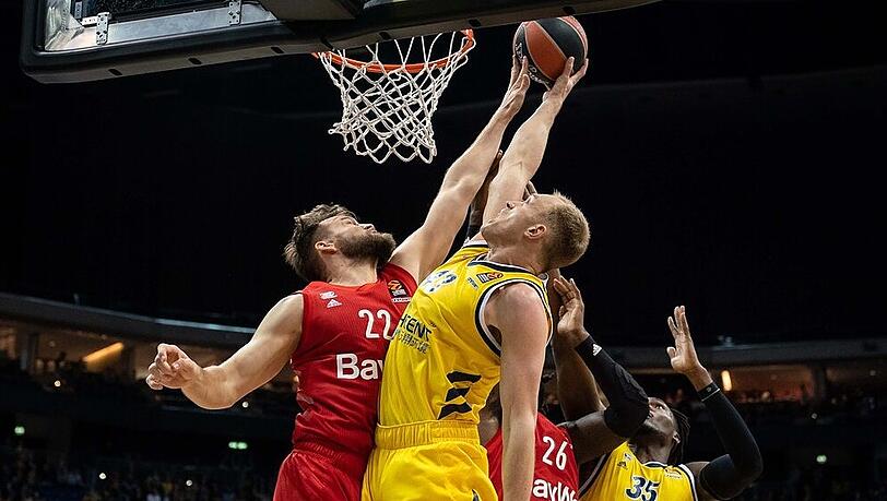 Im Duell mit Berlins Luke Sikma: Bayerns Kapitän Danilo Barthel (links). Im Duell mit Berlins Luke Sikma: Bayerns Kapitän Danilo Barthel (links).