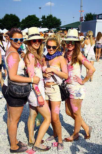 Bunter geht nicht: Das Holi One Color Festival in Riem. Die Bilder.
