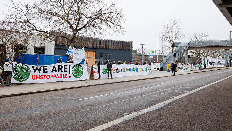 Die Klimaaktivisten vor dem Showpalast in Fröttmaning.