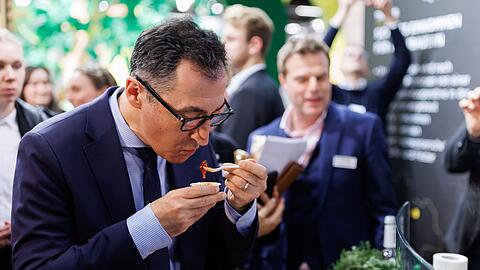 Bundesagrarminister Cem Özdemir probiert während eines Rundgangs auf der Messe Biofach veganes Gyros.