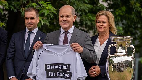 Vorfreude auf die Fußball-EM: Bundeskanzler Olaf Scholz (M), mit Turnierdirektor Philipp Lahm (l) und Bundesinnenministerin Nancy Faeser.