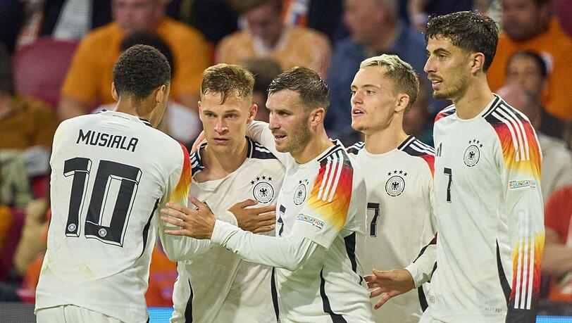 Joshua Kimmich (2.v.l.) ist der neue Kopf der Nationalmanschaft und hat so seine Kollegen genau im Blick.