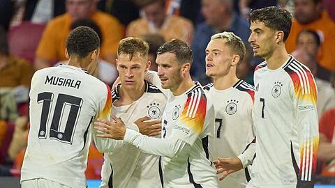 Joshua Kimmich (2.v.l.) ist der neue Kopf der Nationalmanschaft und hat so seine Kollegen genau im Blick.