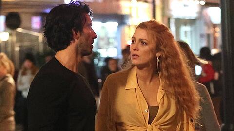 Blake Lively und Justin Baldoni spielen in "Nur noch ein einziges Mal" ein Liebespaar (hier beim Dreh einer Szene).