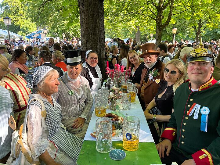 Die Künstlergruppe „Vorstadthochzeit“ hat sich mit historischen Kostümen gekleidet. Stefan Kühn (vorne rechts) trägt die Uniform eines Polizisten des Jahres 1905.