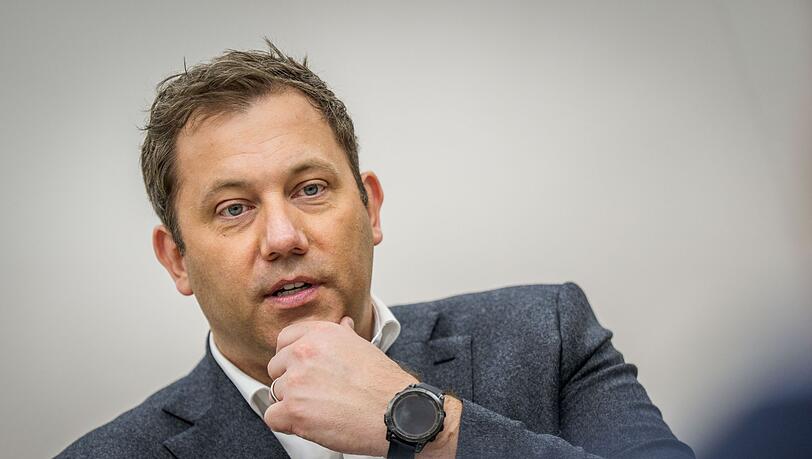 Der Vizekanzler reist als erster Minister der schwarz-roten Bundesregierung nach Peking. (Archivbild)