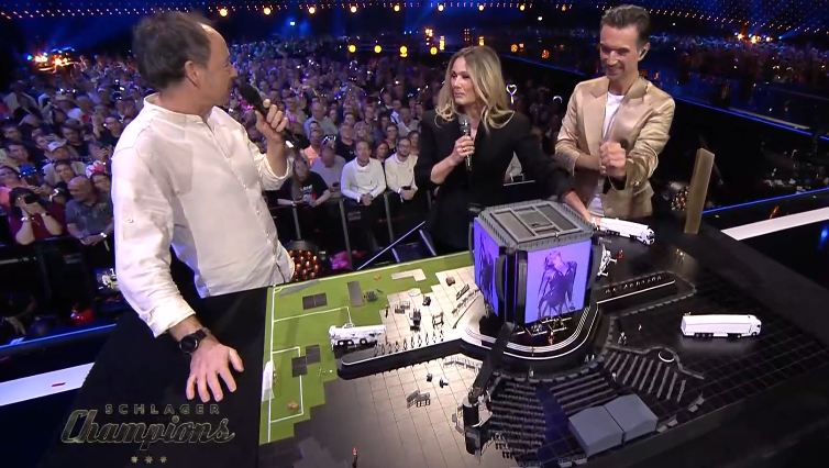 Helene Fischer staunt: Ihre 360-Grad-Tourbühne wird als Mini-Modell enthüllt. Helene Fischer staunt: Ihre 360-Grad-Tourbühne wird als Mini-Modell enthüllt.