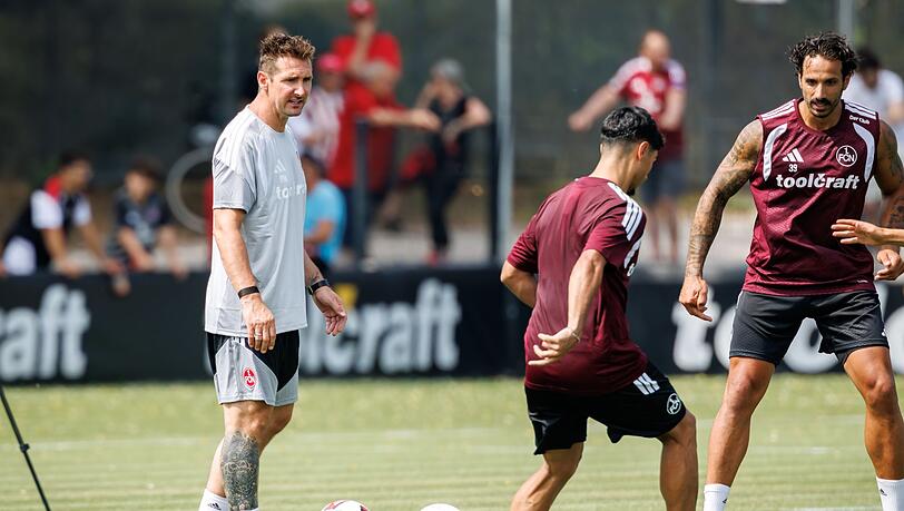 Miroslav Klose (l) geht beim 1. FC Nürnberg in seine dritte Saison als Trainer. (Archivbild) Miroslav Klose (l) geht beim 1. FC Nürnberg in seine dritte Saison als Trainer. (Archivbild)