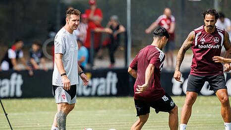 Miroslav Klose (l) geht beim 1. FC N&uuml;rnberg in seine dritte Saison als Trainer. (Archivbild)