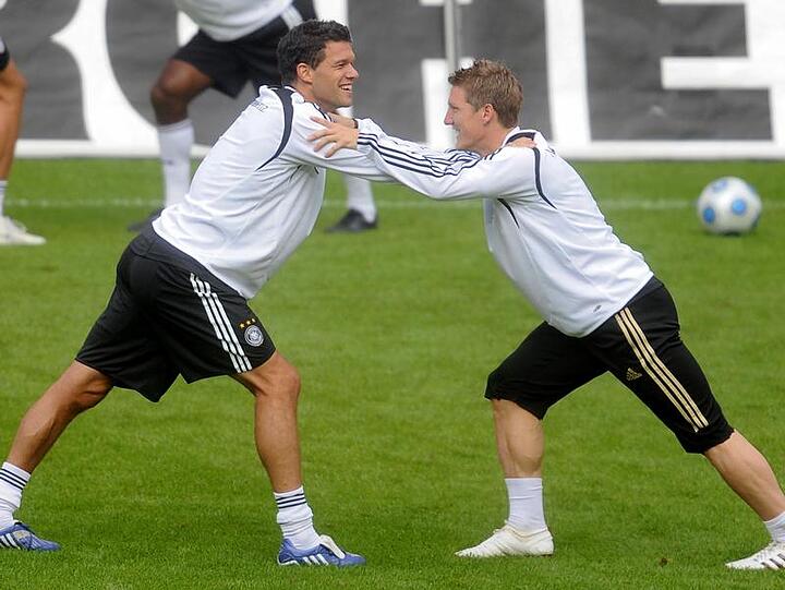 Gemeinsames Training: Bastian Schweinsteiger im DFB-Dress mit Nationalelf-Kapitän Michael Ballack.