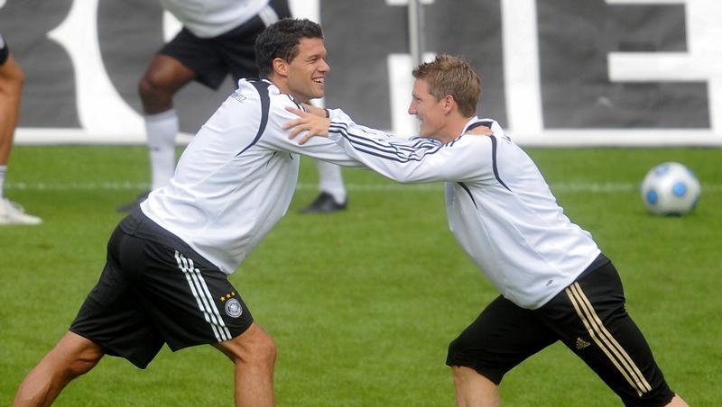 Gemeinsames Training: Bastian Schweinsteiger im DFB-Dress mit Nationalelf-Kapitän Michael Ballack. Gemeinsames Training: Bastian Schweinsteiger im DFB-Dress mit Nationalelf-Kapitän Michael Ballack.