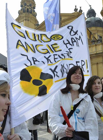 Trotz strömenden Regens haben am Samstagnachmittag rund 30.000 Menschen an einer Kundgebung
gegen Atomenergie auf dem Münchner Odeonsplatz teilgenommen. Sehen Sie hier die besten Bilder der Aktion.