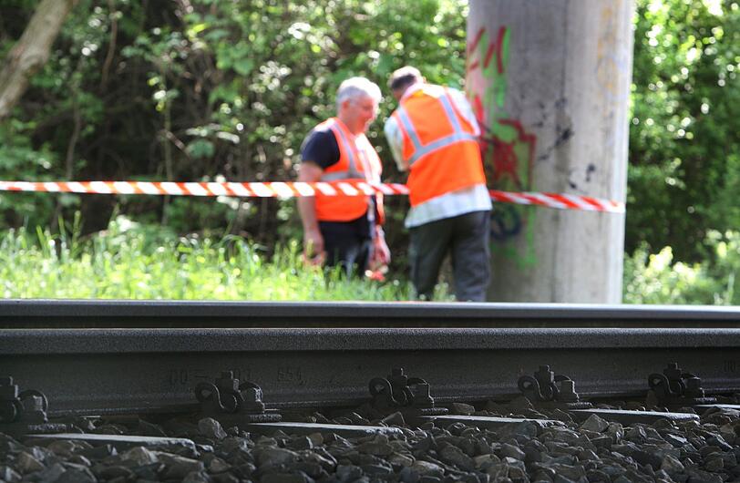 Die Suche nach dem Warum: Ermittler an der Unfallstelle.