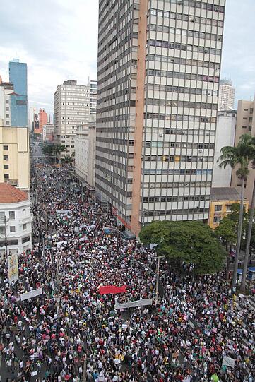 Knapp ein Jahr vor der Fußball-WM in Brasilien erlebt das Land einen ungeahnten Sturm des Protestes.