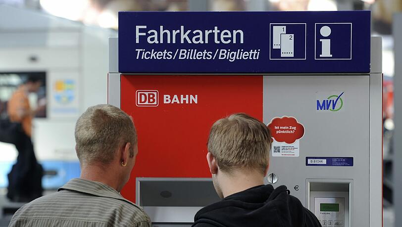 Am Fahrkartenautomat greifen Schlepper ihre „Mitfahrer“ ab. Mit ihrem Geschäftsmodell verdienen sie locker 100 Euro am Tag. Am Fahrkartenautomat greifen Schlepper ihre „Mitfahrer“ ab. Mit ihrem Geschäftsmodell verdienen sie locker 100 Euro am Tag.