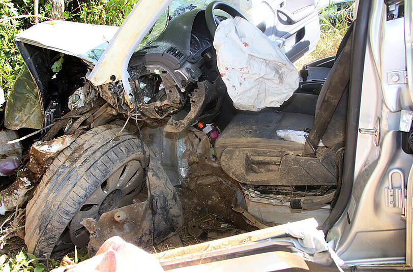Missglücktes Überholmanöver - die Bilder von der Unfallstelle auf der B12 im Landkreis Mühldorf.