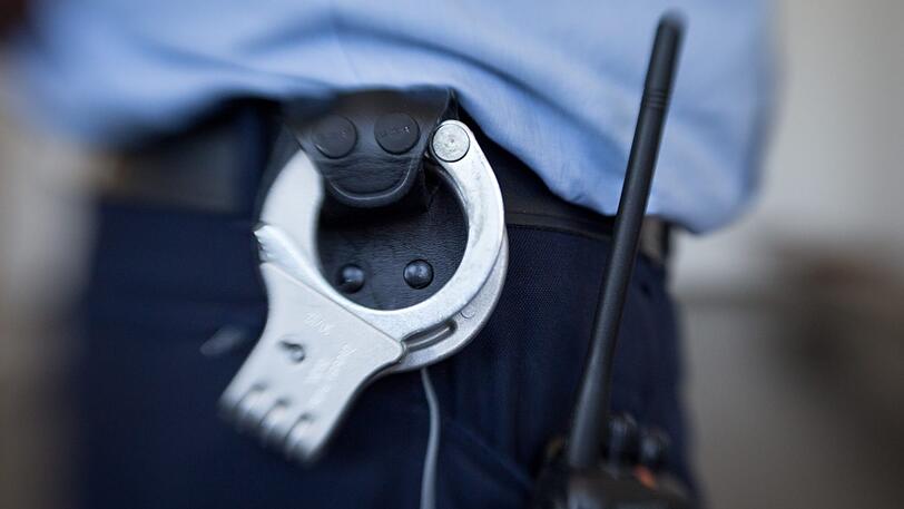 Nachdem die Rentnerin die Jugendlichen in die Flucht geschlagen hatte, alarmierte sie die Polizei. (Symbolbild)