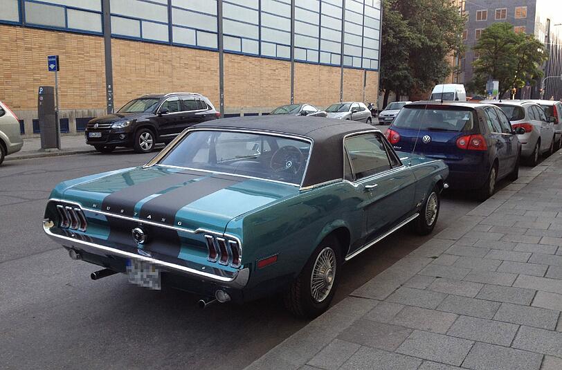 Ein besonders gut erhaltenes Modell des amerikanischen Sportwagen-Klassikers, gesehen in der Luisenstraße.