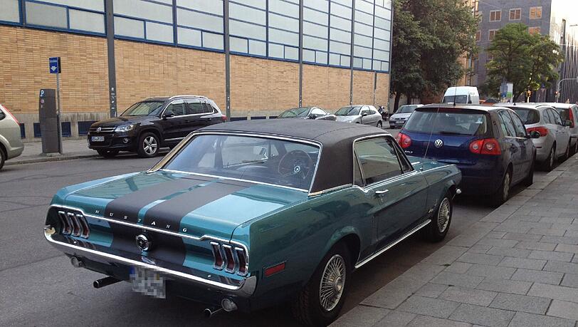 Ein besonders gut erhaltenes Modell des amerikanischen Sportwagen-Klassikers, gesehen in der Luisenstraße. Ein besonders gut erhaltenes Modell des amerikanischen Sportwagen-Klassikers, gesehen in der Luisenstraße.