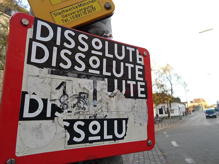 Ein Spiegelbild des Lebens im Stadtviertel: Die zahllosen Aufkleber in der Isarvorstadt zeigen mehr oder weniger gelungen, was sich tut - oder getan hat.
