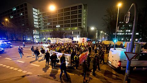 Demonstranten gehen am Gericht vorbei, in dem der NSU-Prozess verhandelt wird.