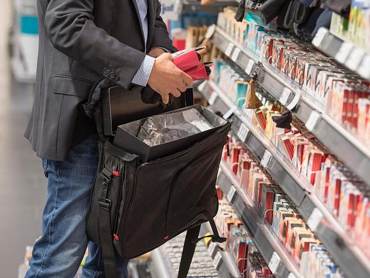Ein Detektiv einer Sicherheitsfirma demonstriert, wie Ladendiebe mit Hilfe eines präparierten Koffers die Sicherungsetiketten an der Ware überlisten können.