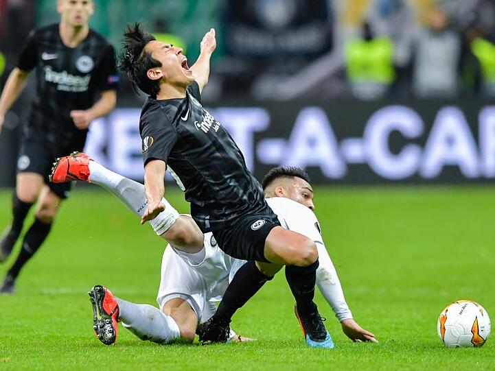 Eintrachts Makoto Hasebe wird von Inters Lautaro Martinez unsanft zu Fall gebracht.