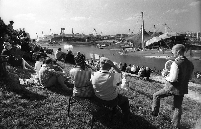 Sommer 1972: Die Spiele sind eröffnet - und die Münchner sind dabei, wie hier am Olympiaberg.