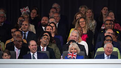 Prinz George (vorne l-r), William, Prinz von Wales, Königin Camilla und König Charles III. sowie Rishi Sunak (2. Reihe M), Premierminister von Großbritannien, sitzen in der Königsloge und verfolgen das Konzert auf Schloss Windsor zu Ehren des britischen Königspaars.