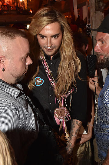 "The Party has arrived" - Bill Kaulitz verursacht im Käferzelt ein Blitzlichtgewitter.