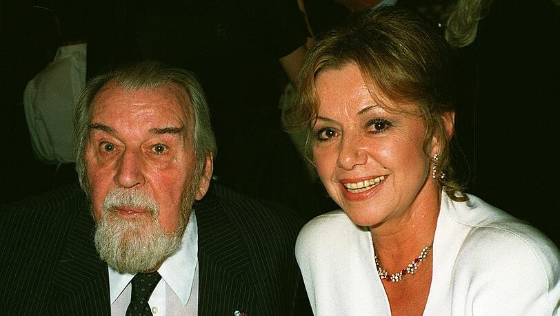 Regisseur und Schauspieler Bernhard Wicki und die Schauspielerin Elisabeth Endriss im Jahr 1994, ein Jahr vor ihrer Hochzeit. Regisseur und Schauspieler Bernhard Wicki und die Schauspielerin Elisabeth Endriss im Jahr 1994, ein Jahr vor ihrer Hochzeit.