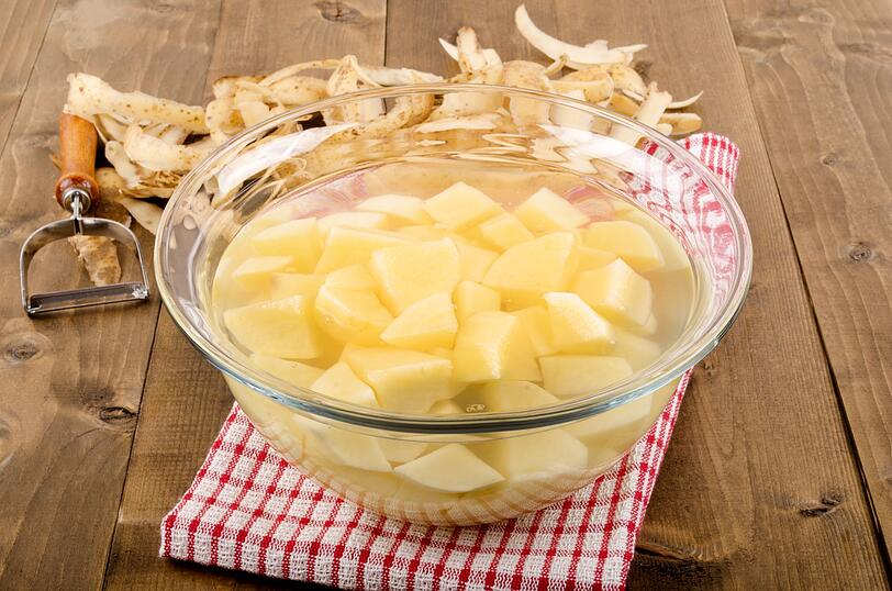 Einige Menschen schütten Kartoffelwasser aus Angst vor dem giftigen Pflanzenstoff Solanin weg. Doch hier gibt es Entwarnung. Denn die Deutsche Gesellschaft für Ernährung (DGE) bestätigt, dass der geringe Anteil an Solanin nur in Kartoffelschalen steckt und somit weggeschält werden kann. Auch Kartoffeln mit Schale sind wegen der äußerst geringen Solanin-Menge nicht gesundheitsschädlich. Einige Menschen schütten Kartoffelwasser aus Angst vor dem giftigen Pflanzenstoff Solanin weg. Doch hier gibt es Entwarnung. Denn die Deutsche Gesellschaft für Ernährung (DGE) bestätigt, dass der geringe Anteil an Solanin nur in Kartoffelschalen steckt und somit weggeschält werden kann. Auch Kartoffeln mit Schale sind wegen der äußerst geringen Solanin-Menge nicht gesundheitsschädlich.