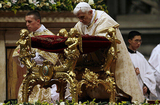 Der Papst hat im Petersdom in Rom die Mitternachtsmesse geleitet