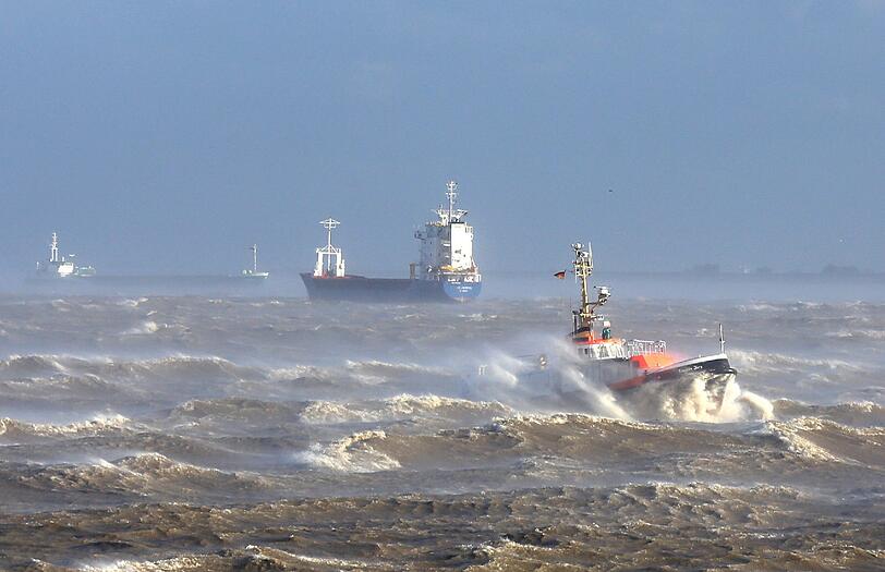 Das Lotsenversetzboot "Kapitän Jürs" kämpft sich bei starkem Sturm durch die Elbe zwischen der Einfahrt zum Nord-Ostsee-Kanal und der Mündung in die Nordsee bei Brunsbüttel.