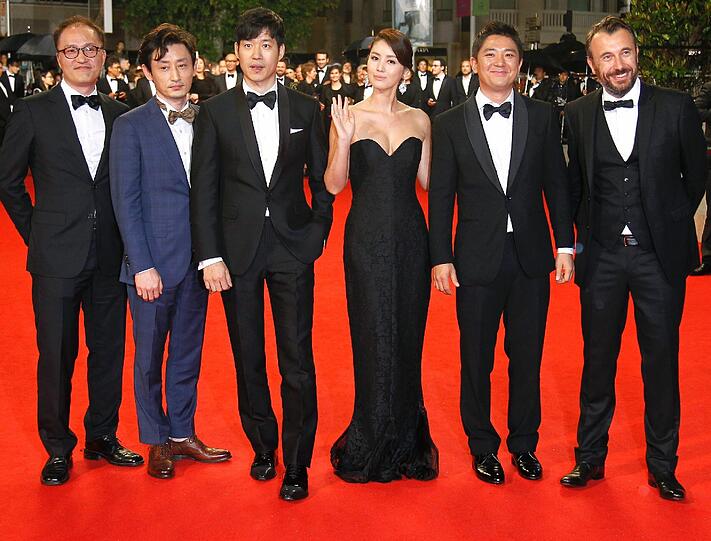 Direktor Chang (Zweiter von rechts), Schauspielerin Kim Sung-Ryoung (Dritte vorn rechts), Schauspieler Yu Jun-Sang (Dritter von links), Direktor Frederic Cavaye (rechts) und Gäste