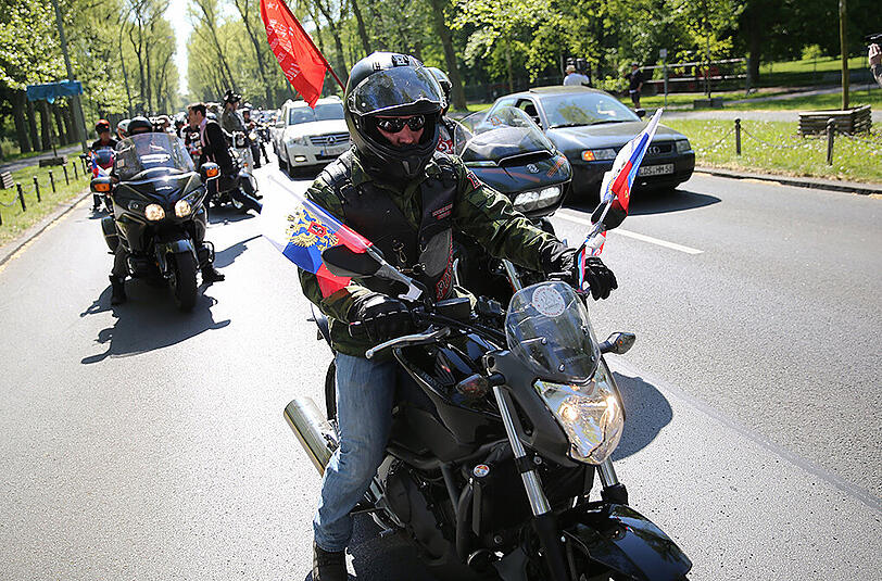 Die "Nachtwölfe"-Rocker aus Moskau sind in Berlin angekommen und versammelten sich am Sowjetischen Ehrenmal im Treptower Park. Die Tour nach Deutschland ist umstritten, die Polizei hat ein genaues Auge auf die Motorrad-Gang - die Bilder.