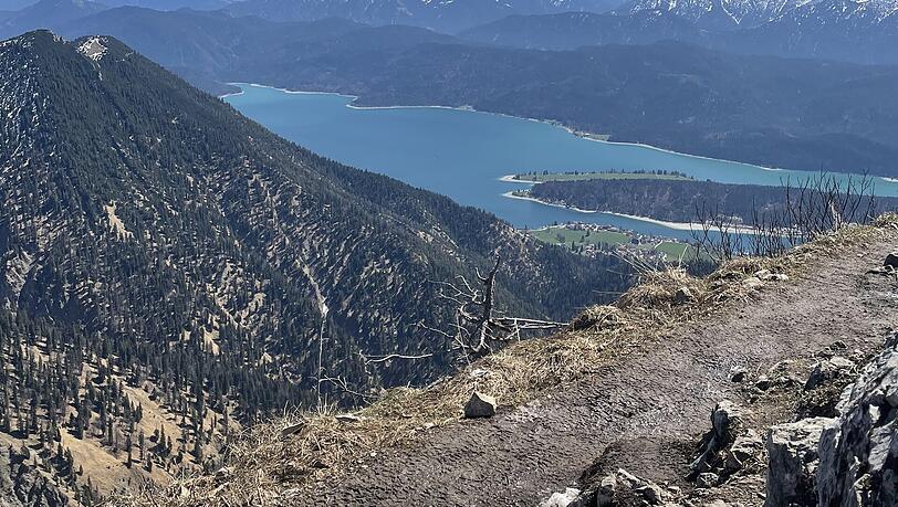 Einfach ein Traum! Der Walchensee vom Heimgarten-Gipfel aus gesehen. Einfach ein Traum! Der Walchensee vom Heimgarten-Gipfel aus gesehen.