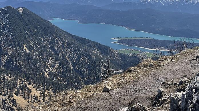 Einfach ein Traum! Der Walchensee vom Heimgarten-Gipfel aus gesehen.