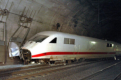 Der Triebwagen schrammte an der Tunnelwand entlang.