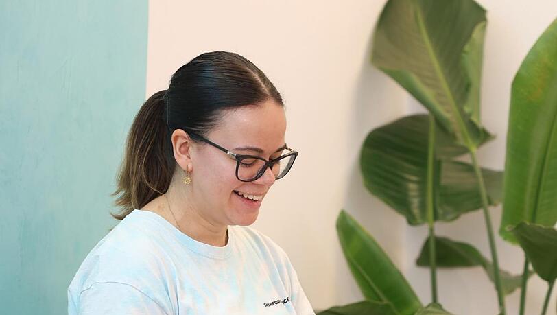 Jenny arbeitet im Kosmetikstudio Skinformance in der Reichenbachstraße als "Personal Skin Trainerin". Hier beginnt sie gerade mit einem "Face-Workout" – keine normale Gesichtsbehandlung, wie Jenny verrät. Jenny arbeitet im Kosmetikstudio Skinformance in der Reichenbachstraße als "Personal Skin Trainerin". Hier beginnt sie gerade mit einem "Face-Workout" – keine normale Gesichtsbehandlung, wie Jenny verrät.