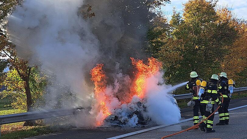 Brennender Audi TT auf der A8: Der Sportwagen fing kurz nach dem Autobahnkreuz München-West Feuer.