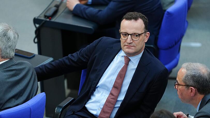 Jens Spahn, Fraktionsvorsitzender der Union, sitzt während einer Regierungsbefragung im Plenum des Bundestags.