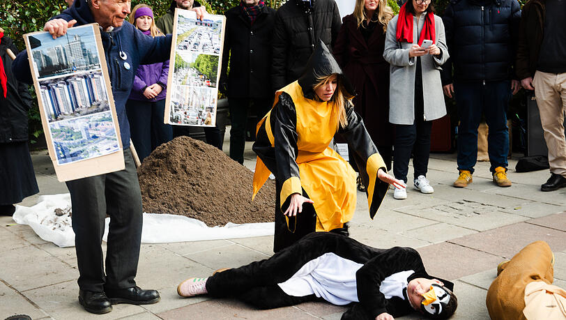 Die b&ouml;sen Hochh&auml;user und Staustra&szlig;en haben die Tiere symbolisch gemeuchelt, das M&uuml;nchner Kindl ist schockiert.
