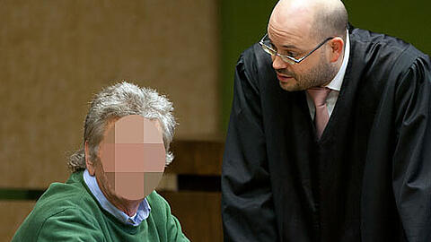 Christian W. mit seinem Anwalt im Gerichtssaal.